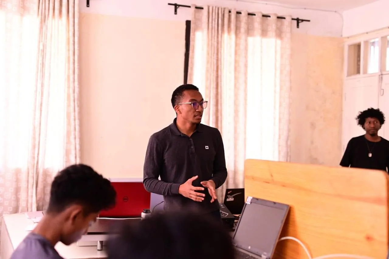 Herilala RAKOTO animant un atelier devant les participants