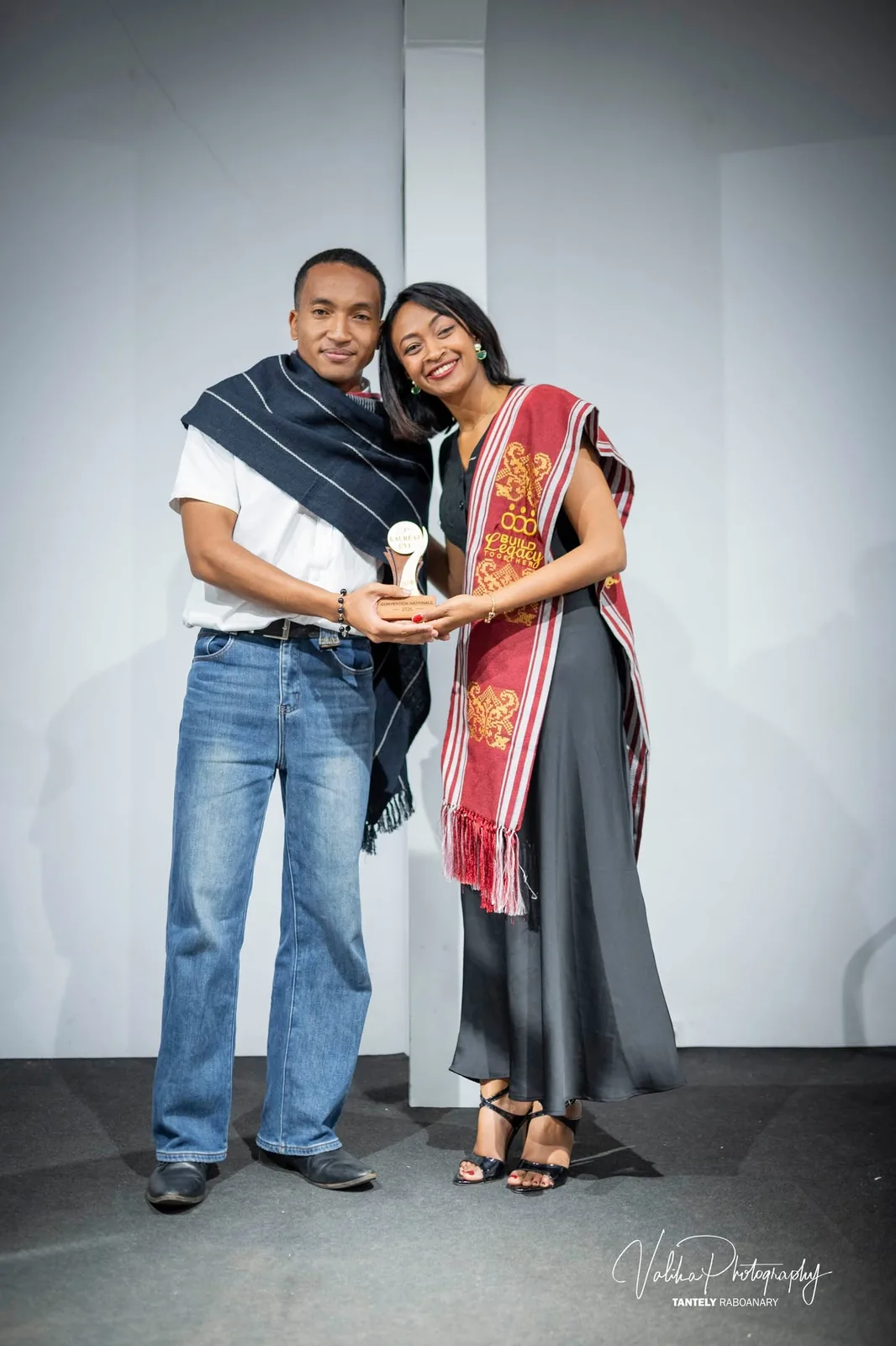 Herilala RAKOTO recevant son trophée au concours Creative Young Entrepreneur