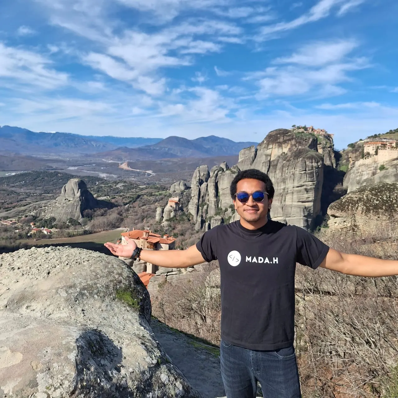 Herilala RAKOTO devant les falaises des Météores, en Grèce