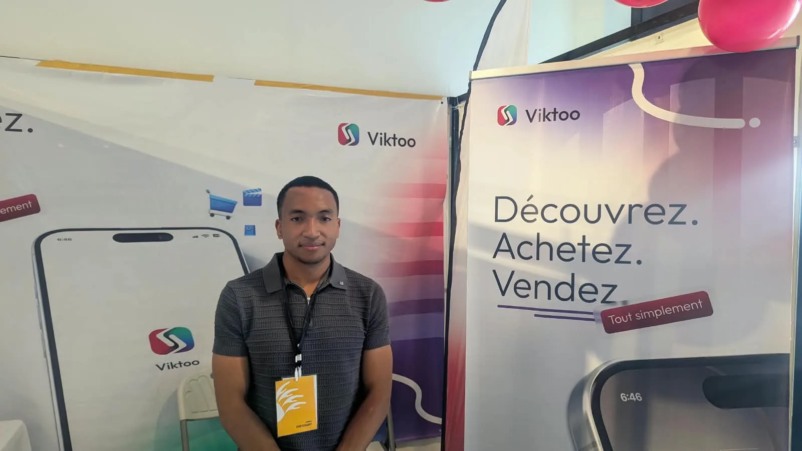 Herilala RAKOTO sur le stand Viktoo : « Découvrez. Achetez. Vendez. »